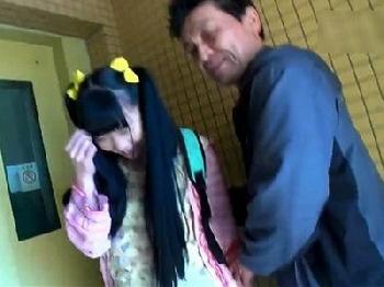 まだ毛も生えそろっていないミニ系の童顔美少女を中年男たちがガチ乱交調教