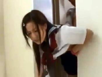 エレベーターで挟まって動けない女子校生を膣内射精暴行するクズ男W