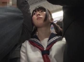 美少女女子校生に忍び寄る痴漢!!声を出せないように押さえつけられて無残な凌辱の餌食に!!