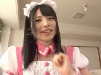 巨根を見たら大好きなフェラチオで頭が一杯になるビッチメイドにご褒美顔面射精!!