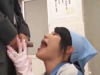 痴女清掃員のネットリフェラチオで利用客精液大発射