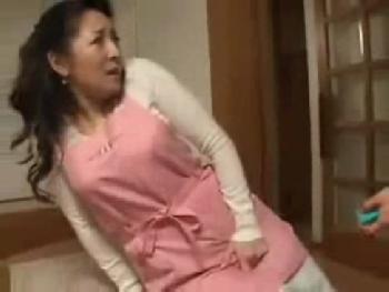 集金に来た中年の女を自宅に連れ込んで無慈悲な性的暴行する男がヤバい