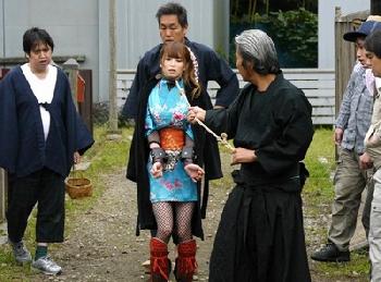 潜入がバレた女忍が…大勢の男たちの前で辱めにW