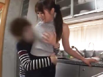 親戚のガキんちょが勃起してるの発見して辛抱できず尺八するボイン痴女