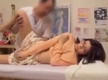 脂ぎった変態の整体師の中年男に強引に挿入される凄く綺麗な人妻