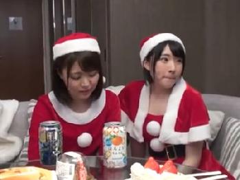サンタコスに身を包んだ素人童顔娘コンビをナンパして即日ハメ