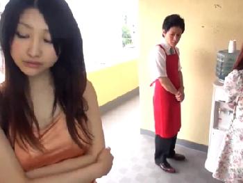 無料のウォーターサービスの罠!!媚薬入り水を飲まされた美女が愛液だだ漏れ寝取られ