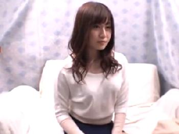 目鼻立ち整った可憐な素人人妻→SEXになると自ら腰振る変態牝だった