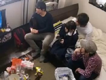 ゲーム好きのJ○を自宅へ連れ込んで悪い大人たちが集団輪姦