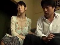 友人の家でAV鑑賞中に母親乱入→辛抱出来ずに膣射交尾!!