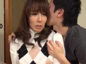 息子の積極的な責めに身体を許し母子相姦W