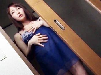 性的欲望が爆発寸前の義母が娘婿の自慰行為を目撃して禁断の行為に‥