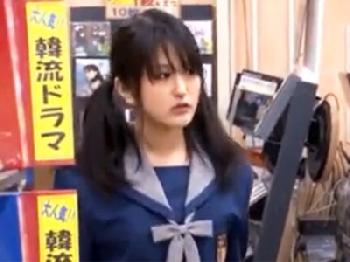 大人しそうな制服少女に目を付けた強姦魔がレンタルビデオ店で痴漢