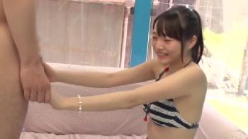 水着姿の素人娘がマジックミラー号でチェリーボーイを筆おろし!!