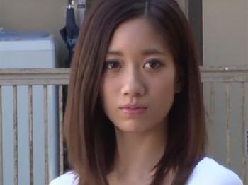 スレンダーな美貌の人妻が夫のお見送り後に堂々と不貞性交