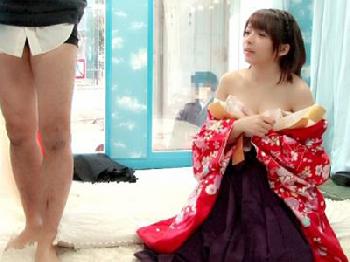 卒業式直後の袴女子が男友達とマジックミラー号でフレンドセックス