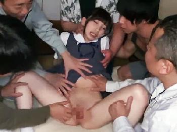 色狂い女子校生が男たちを自宅に招き入れて中出し切望する