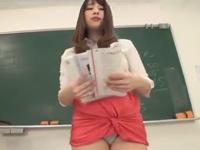 懸命に声を押し殺しながら彼女の友人と密かに性行為