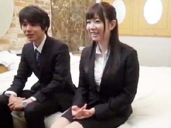 謝礼金に惑わされた巨乳女性会社員が同僚と即挿入