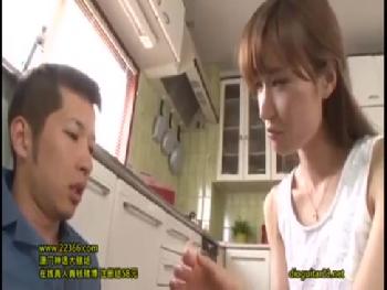 イケメン修理業者の締まった体に辛抱出来ず性的逆暴行する性的欲望が爆発寸前な人妻