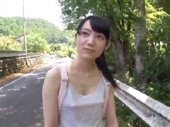 田舎町で出会った第一村人の貧乳娘を言葉巧みに騙して挿入→精液ぶっかけ射精