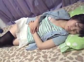 睡眠薬で眠らせた童顔娘に強制的におまんこ内射精する昏睡婦女暴行!!