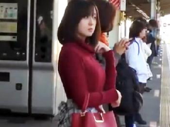 黒人に電車内で痴漢された挙句、引きずり降ろされて青姦性的凌辱される美少女