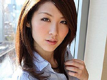 キスと乳揉みだけでぐっしょり濡らす性的感度がとても良い体質の人妻