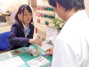 貧乳のカラダで洗体サービスを行う銭湯の娘