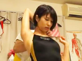 水着姿の巨乳娘が猥褻マッサージで発情→生ペニス受け入れ!!