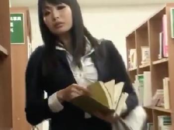 性的欲望が爆発寸前な肉食痴女が図書館で男の子を誘惑W