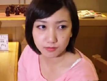 居酒屋で独り飲みしてる性的欲望を満たしたい人妻をヤリ部屋へ持ち帰り3P