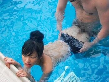 バシャバシャ音を立てながら水中バックでアヘ顔イキ