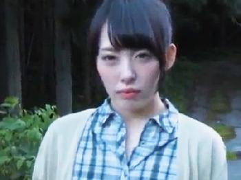 露出狂の男を逆に色仕掛けして部屋に招いて性交するイヤらしい美女