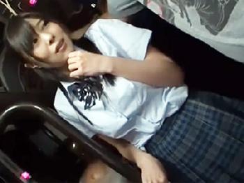 満員バスで発育の良い女子校生のバストを後ろから揉みまくり辱めながら凌辱