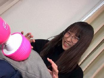 写真スタジオで働く眼鏡の理系女子が予想以上の尿失禁性的感度が抜群に良い娘W