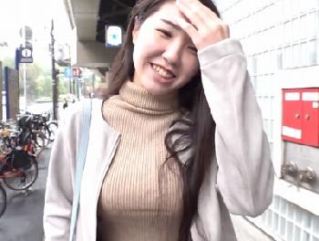 急な男の呼び出しにも笑顔で応じる爆乳素人!!知らないマンションの踊り場でも変態行為に及ぶマゾヒスト女子