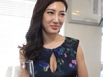 ナンパされたお金持ちのセレブ巨乳人妻が昼間から自宅で中出し密通性交