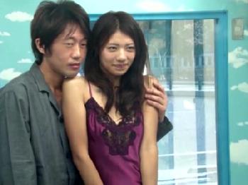 素人人妻がマジックミラー号にて卑猥なランジェリーコスプレをさせられ生本番