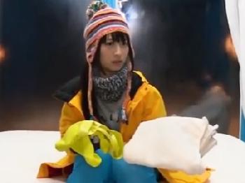 マジックミラー号に暖を取りに来てしまった素人美少女が思う存分挿入された上にオメコへ直接射精