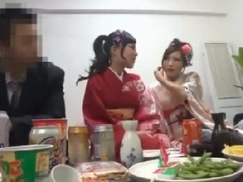 新成人ギャルたちがお酒に飲まれて晴れ着のまま大乱交