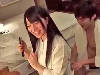 仲睦まじくじゃれ合うカップルが就寝前のスッピンSEX