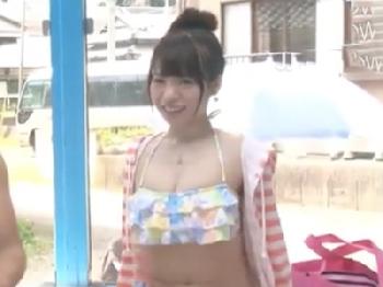 素股から辛抱できず現役女子大生の膣にコンドーム非装着で挿入