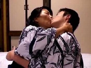 親子水入らずの旅行をしながら誰にも邪魔されない熱々近親性交