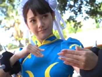 春麗コスプレの美少女が黒人（バイソン）の巨根にハメ倒されて気絶寸前W