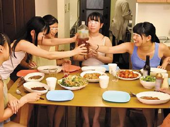 女子バレーボール部の下宿先でワイセツな年頃の女子○生たちとひとつ屋根の下でセックス