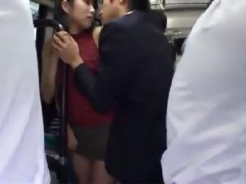 ミニスカートのショートヘア美女が痴漢男に抵抗できずにカーセックス展開