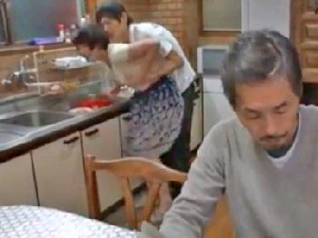 オナニーばかりの性的欲望を満たしたい人妻が夫の後ろで肉親交尾開始