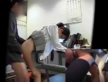 変態診療所では地味なメガネ女子校生が医者に性教育されているところを盗撮されています
