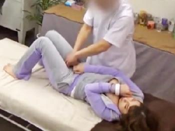 極上素人娘がマッサージ中に子宮へ直接精液ぶっかけられ茫然自失顔W